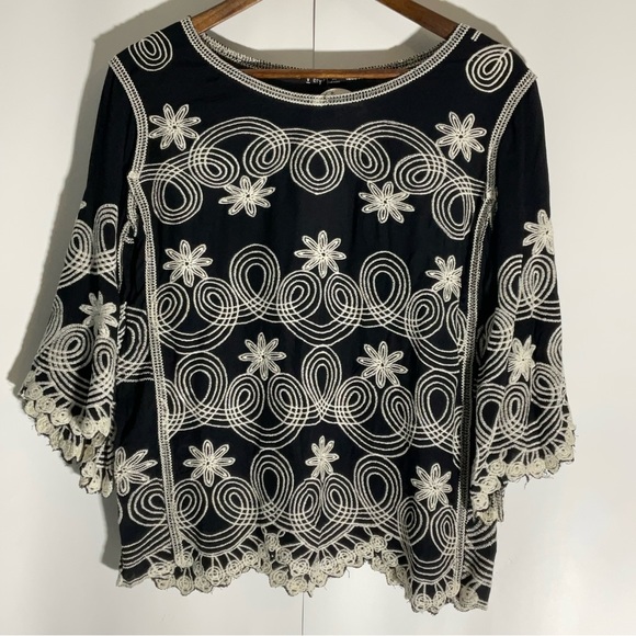 Very J Black White Embroidery Scalloped Hem/Sleeves Floral Round Neck Blouse M/L - Picture 3 of 14